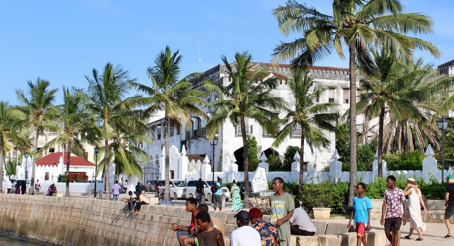 Gezelligheid op straat Zanzibar Stone Town